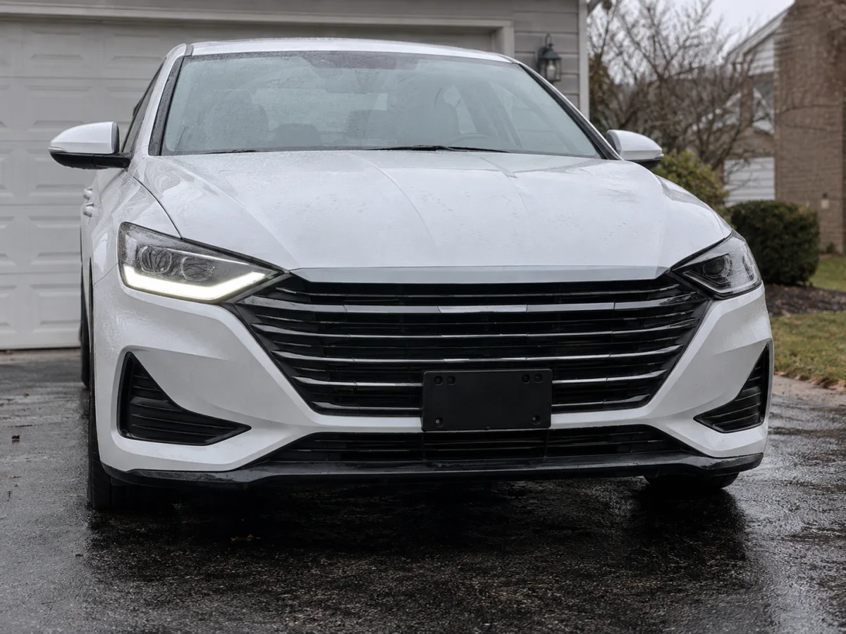 Front of a car with the daytime running light lit on one headlight and dark on the other