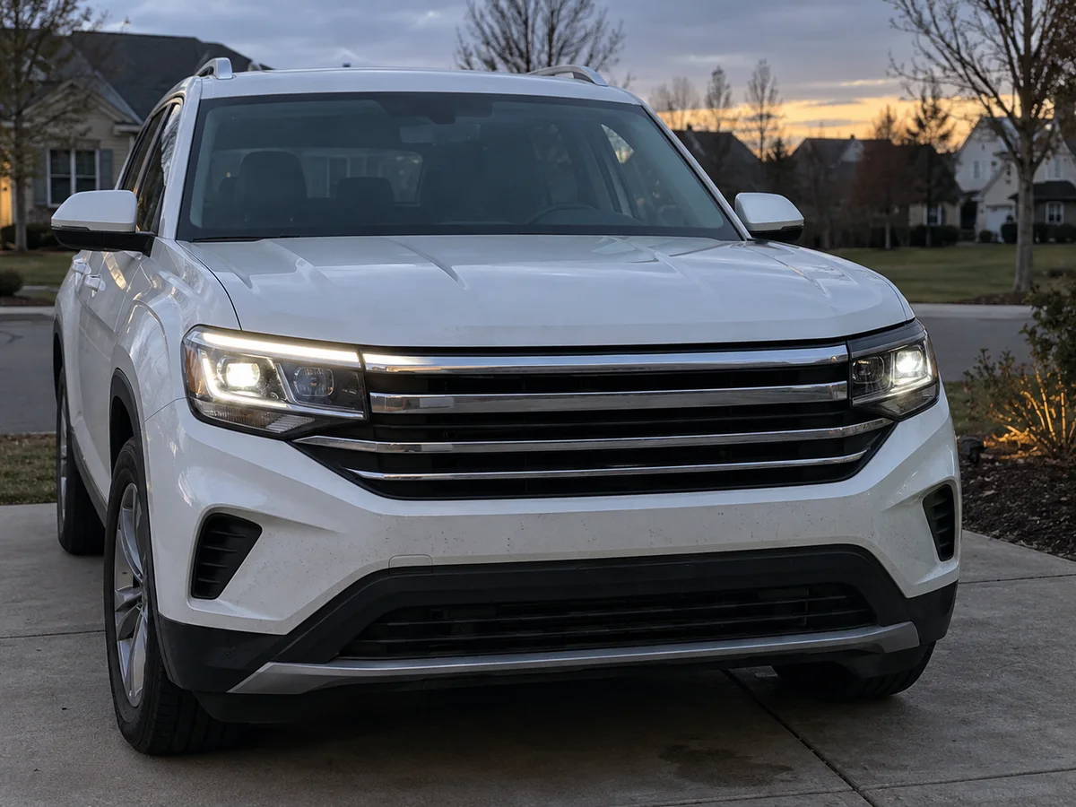 Frente de una camioneta Volkswagen al atardecer con la tira LED de luz de día apagada de un lado